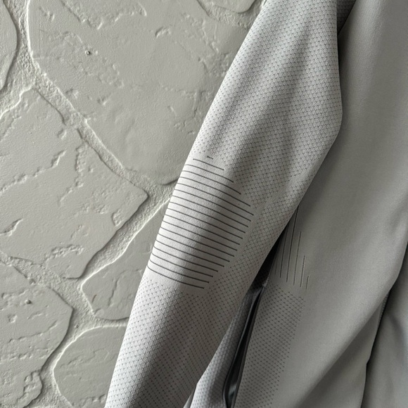 Gymshark Light Gray Mock Neck Men’s Full Zip - Picture 4 of 8